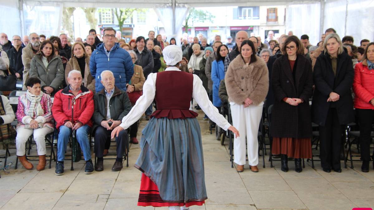 [ARGAZKI GALERIA] Durangoko Udalak Durangaldeko bonbardaketen biktimak oroitzeko ekitaldia burutu du Ezkurdi plazan