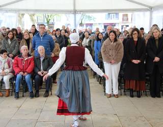 [ARGAZKI GALERIA] Durangoko Udalak Durangaldeko bonbardaketen biktimak oroitzeko ekitaldia burutu du Ezkurdi plazan
