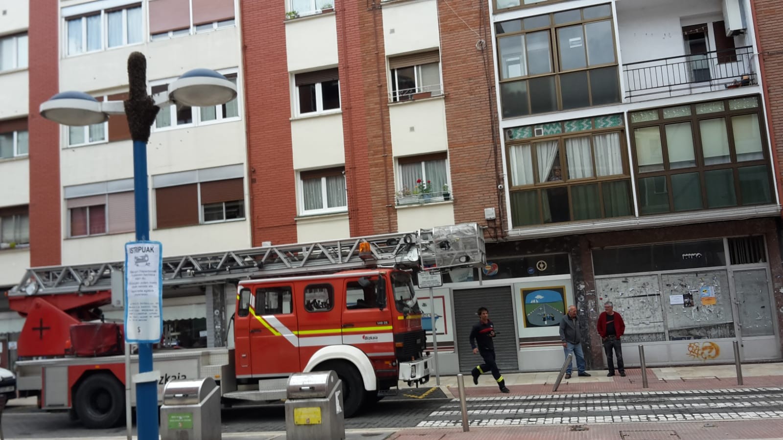 Suhiltzaileak erlauntza bat kentzen dabiltza Iurretan 
