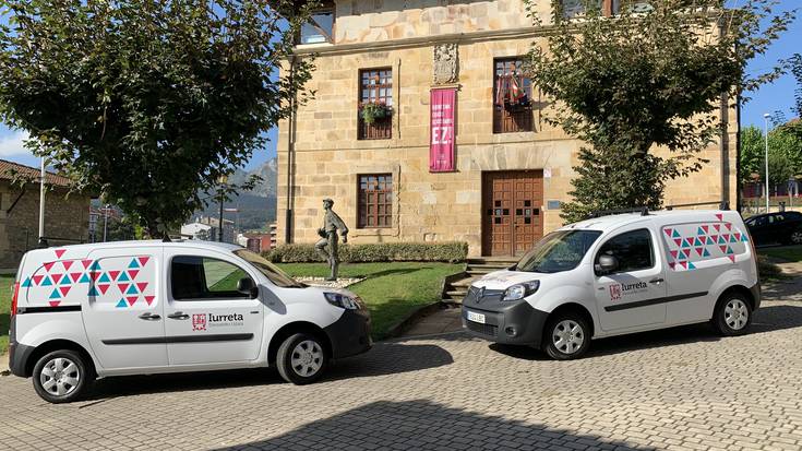 Kalean daude Iurretako Udalak erositako bi auto elektrikoak