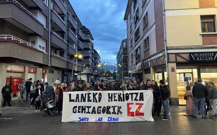 Dozenaka lagun batu dira Traña-Matienan, lan heriotza salatzeko elkarretaratzean