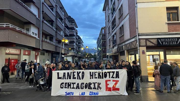 Dozenaka lagun batu dira Traña-Matienan, lan heriotza salatzeko elkarretaratzean