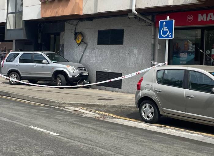 Auto gidari batek kotxearen kontrola galdu eta eraikin baten horma jo du Traña-Matienan