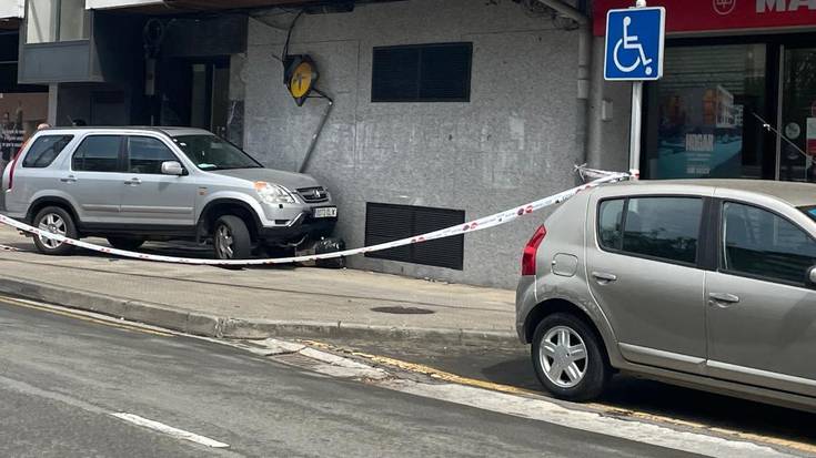 Auto gidari batek kotxearen kontrola galdu eta eraikin baten horma jo du Traña-Matienan