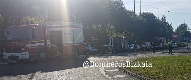 Pertsona bat zaurituta eraman dute Galdakaoko Ospitalera Boroako biribilgunean gertatutako istripuaren ondorioz