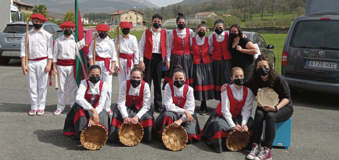 Urduri dantza taldea, gogotsu plazara irteteko