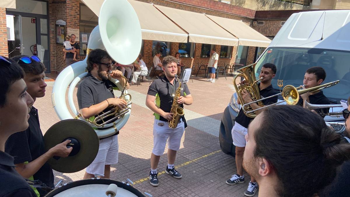 Musikaren Eguna ospatzen dabiltza Iurretan