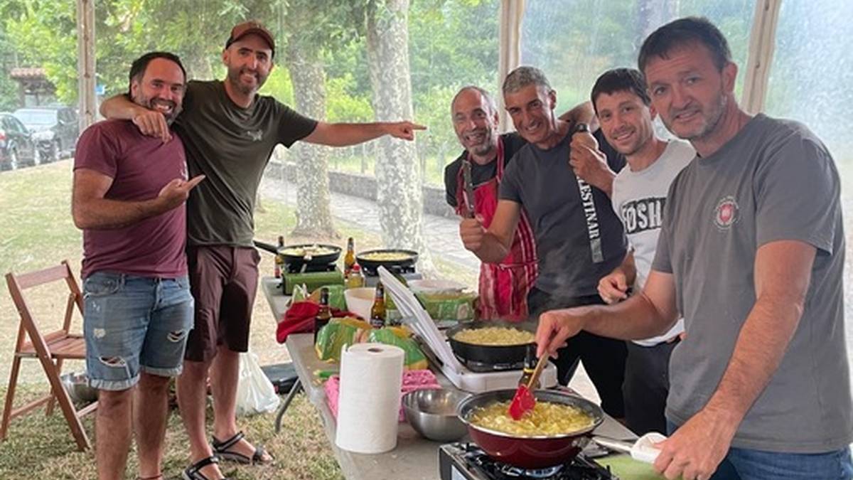 [ARGAZKI GALERIA]: Patata tortilla usaina eta algara nagusi Santixako jaietan