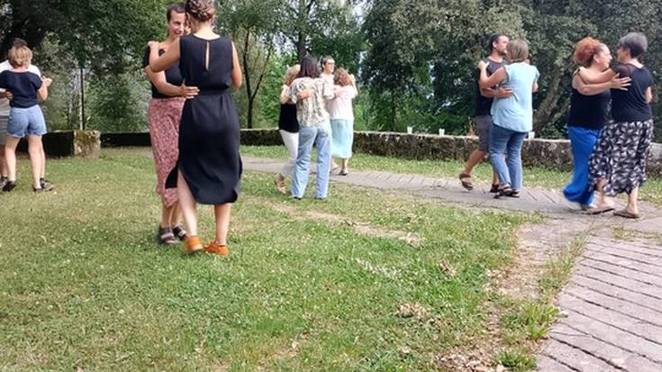 [ARGAZKI GALERIA]: Giro dantzagarri eta beroa Garaiko salsa eta mojito jardunaldian