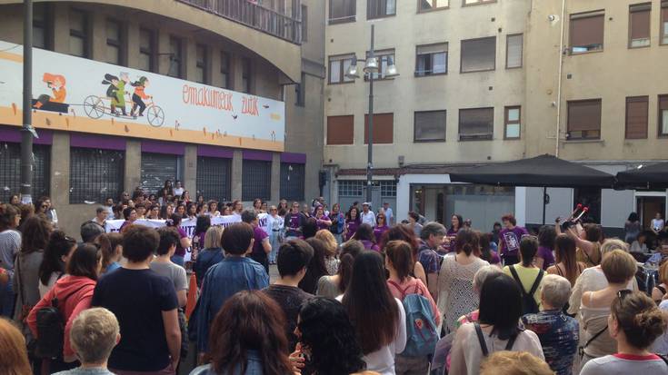 Protesta jendetsuak egin dituzte Durangaldean Iruñeko talde erasoaren egileak aske uztearren