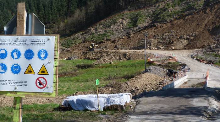 Errepide berriko lanek Markoidako zubian eta argiterian kalteak eragin dituztela salatu du udalak