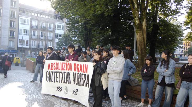 Elkarretaratzea egin dute Matrailu gaztetxeko bi kideren aurkako epaiketa salatzeko