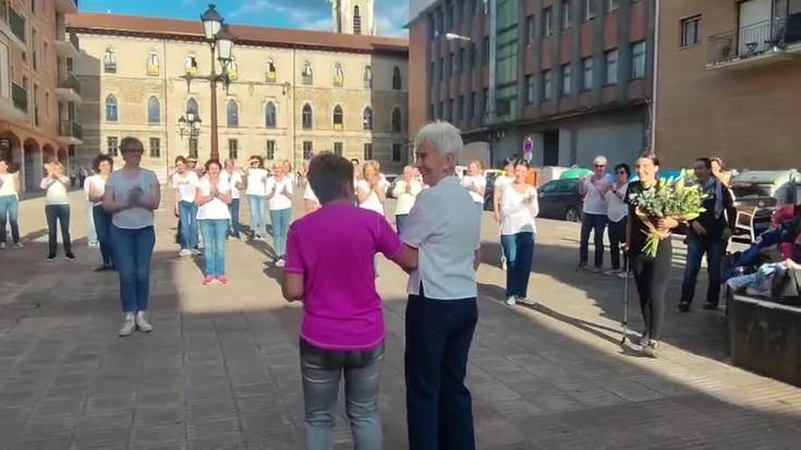 [BIDEOA]: Kriskitineko dantza ikasleek omenaldi hunkigarria egin diote Miren Zamakonari