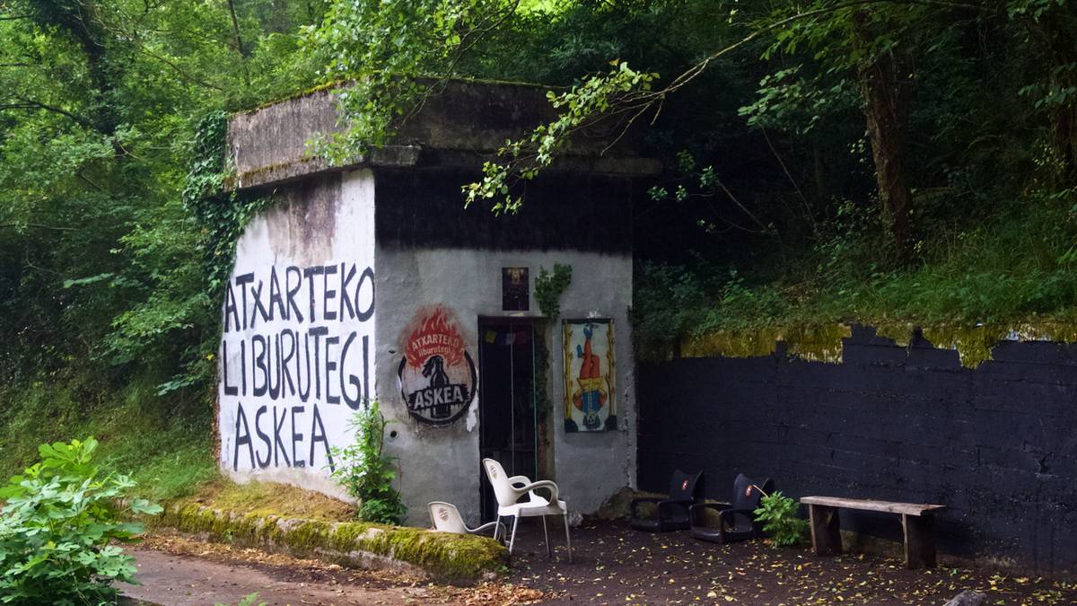 [BIDEOA]: Liburutegi aske bat atondu dute Atxarteko harrobietan
