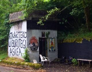 [BIDEOA]: Liburutegi aske bat atondu dute Atxarteko harrobietan