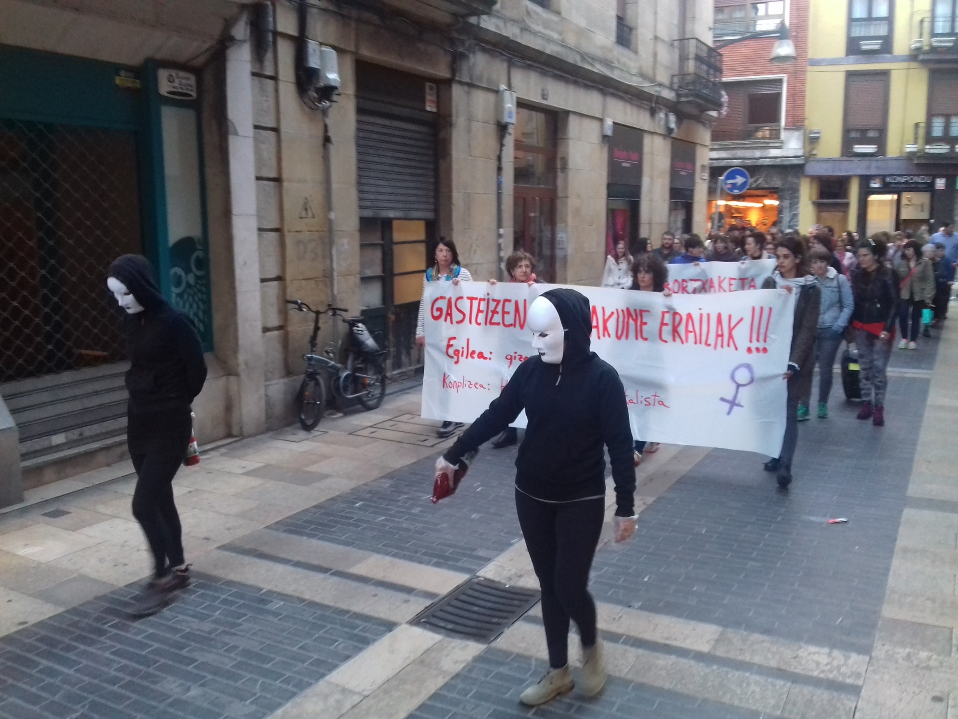 Emakume bati eta bere amari eraso egin diete Durangon