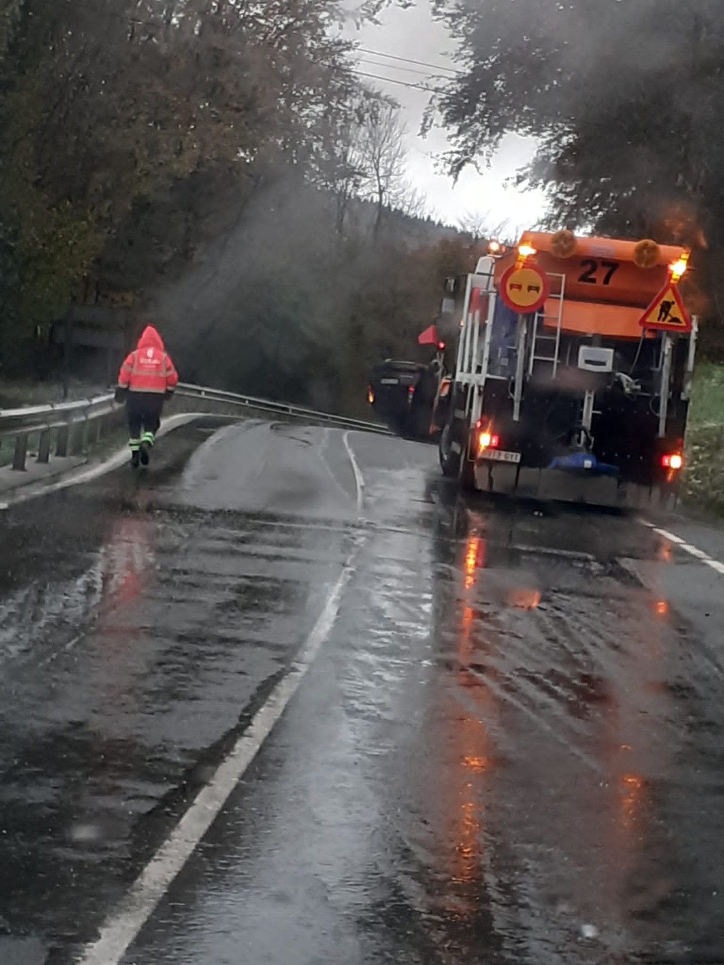 Auto bat irauli da Urkiolako mendatean eta erreil bat itxi dute