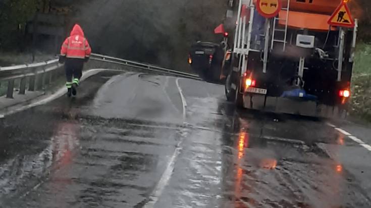 Auto bat irauli da Urkiolako mendatean eta erreil bat itxi dute