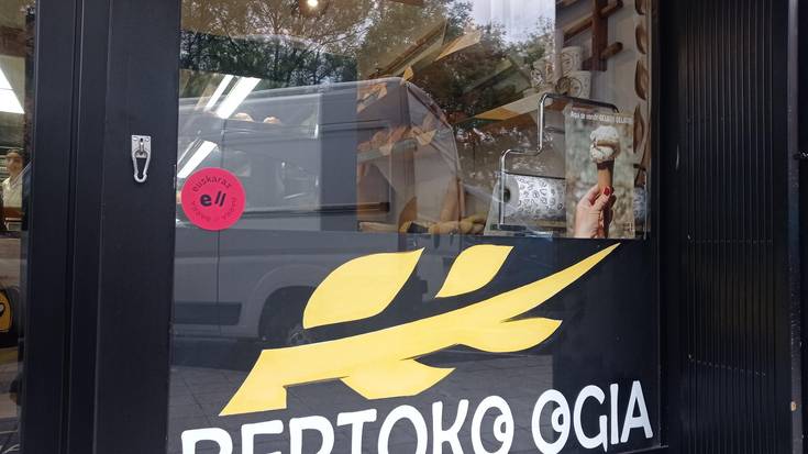 Zornotzako 20 komertziok dendetan euskaraz aritzeko gonbitea egin diete herritarrei