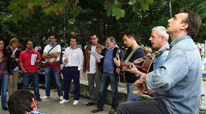 Tabernarik taberna, kantuan hasiko dituzte berriztarrek Olakuetako jaiak