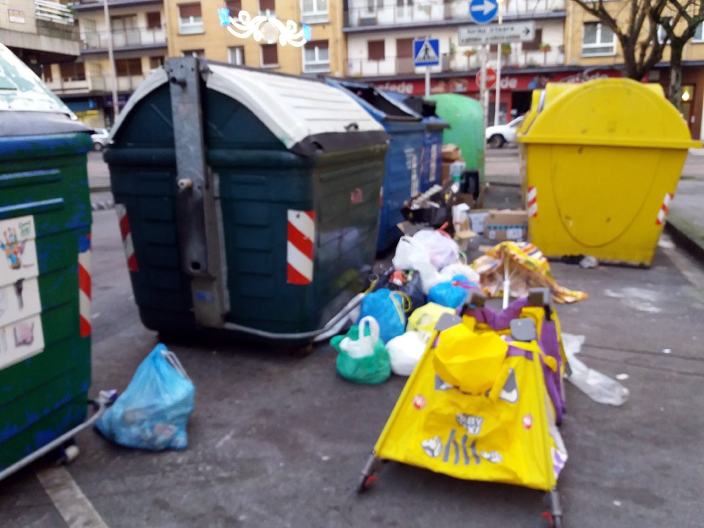 Jendeak zaborra edukiontzietatik kanpo uztea kritikatu du durangar batek argazkia ANBOTOra bidalita