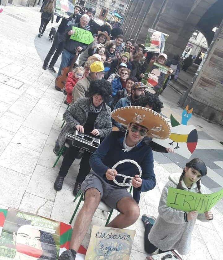 Iruñerako autobusa hartzeko prest, umorea lagun dutela
