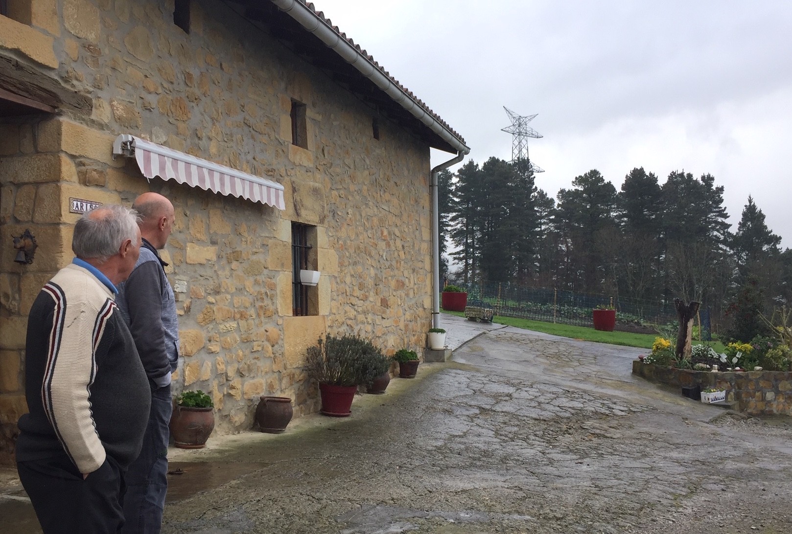 Mallabiko Ariño eta Ariño Etxebarri baserriak argindar linea biren erdian harrapatuta geratuko dira