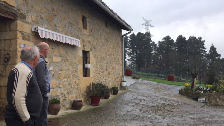 Mallabiko Ariño eta Ariño Etxebarri baserriak argindar linea biren erdian harrapatuta geratuko dira