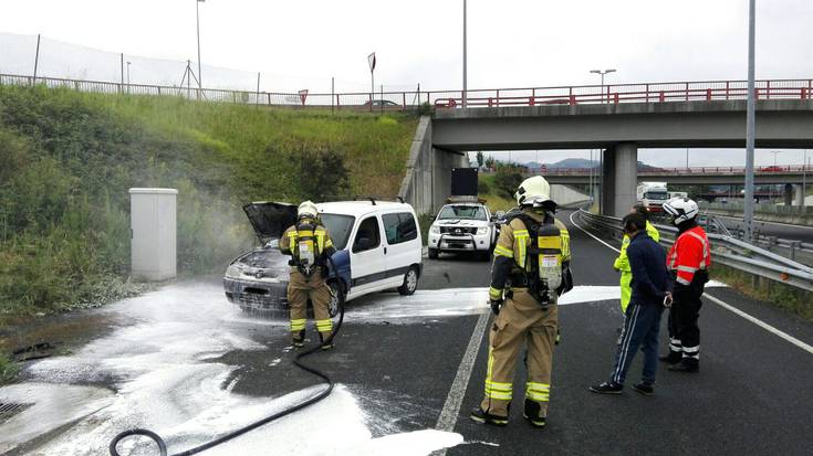 Auto batek su hartu du A-8an eta suhiltzaileek amatatu dute
