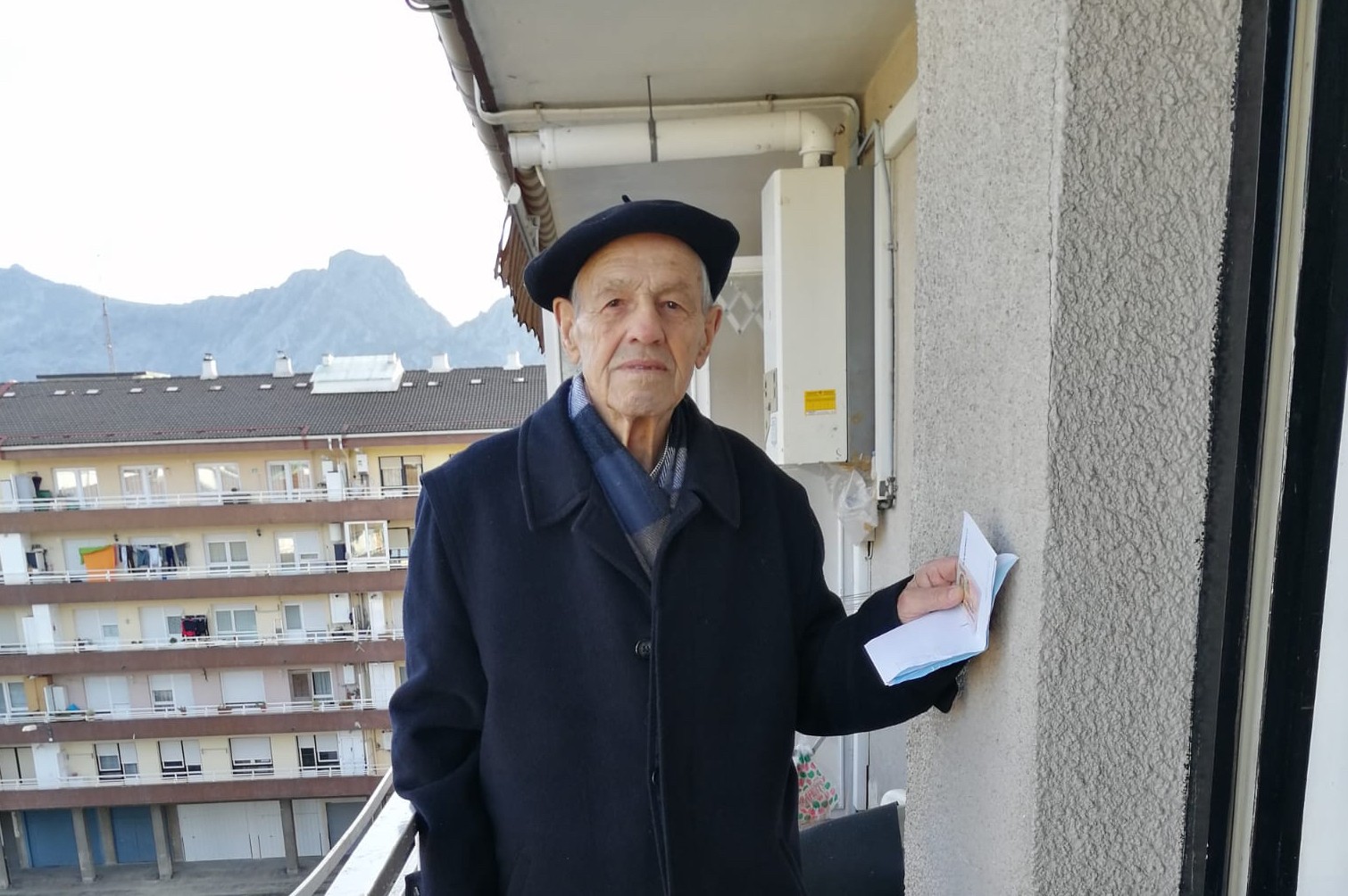 “Umoreari eutsi beharra dago; egunero irteten dut balkoira txalotzera”