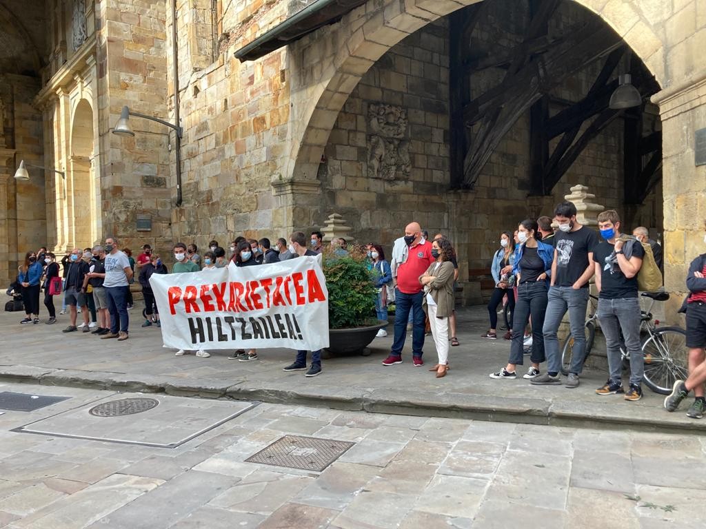 Elkarretaratzea egin dute lan istripuetan hildako bi gazteen heriotzak salatzeko