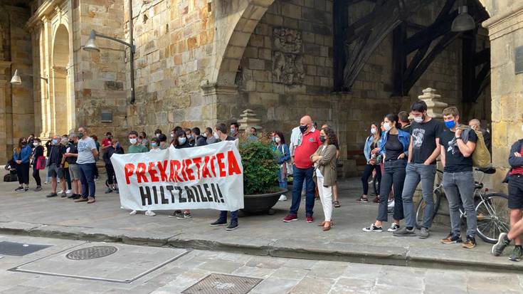 Elkarretaratzea egin dute lan istripuetan hildako bi gazteen heriotzak salatzeko