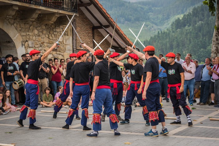 Donien Atxa jasota abiatu dituzte jaiak Garain - 18