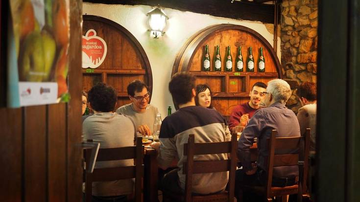 Uxarte sagardotegian bi pertsonentzako jatordu