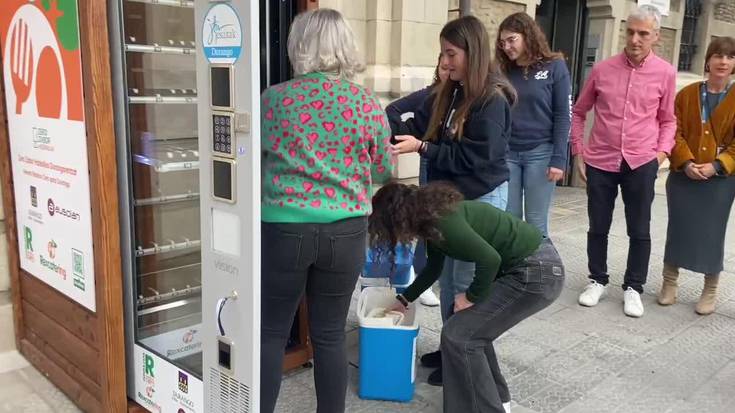 [BIDEOA]: Salmenta makina bat kalean, eskolako menuak behar dituenari doan helarazteko