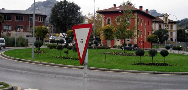 Zauritu bat auto baten eta motor baten arteko istripuan