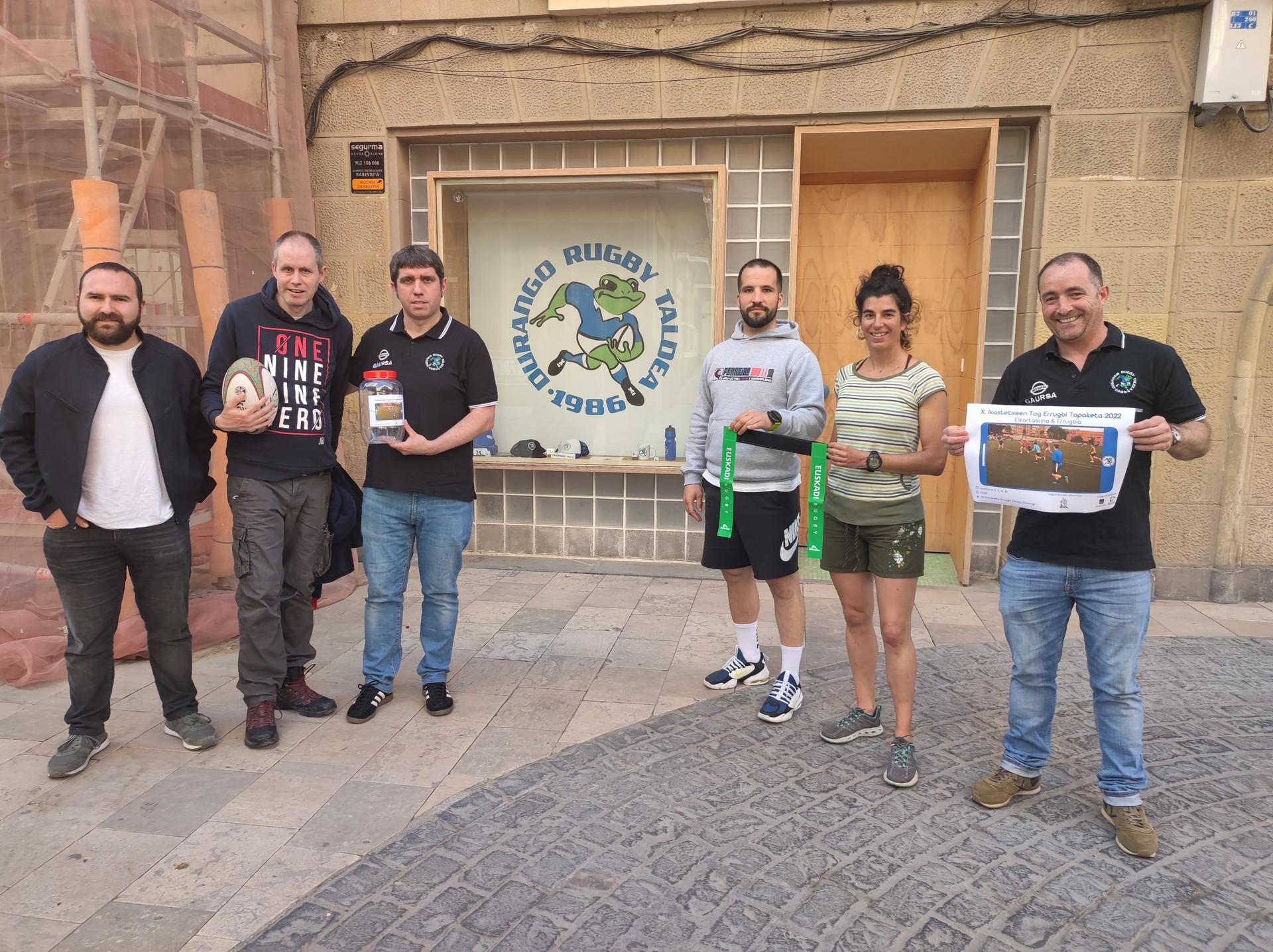 DRTk antolatutako Ikastetxeen Tag Errugbi Topaketan batutako dirua Geu Be elkarteari emango diote aurten