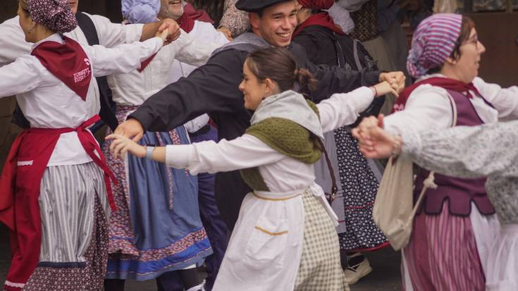 [ARGAZKI GALERIA]: Gozamen erabatekoa Zornotzako Euskal Jaian