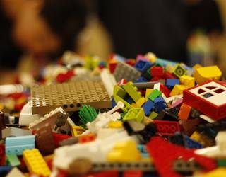 El Arbol elkarteak beharrizana duten 100 umeri baino gehiagori oparitu dizkio jostailuak