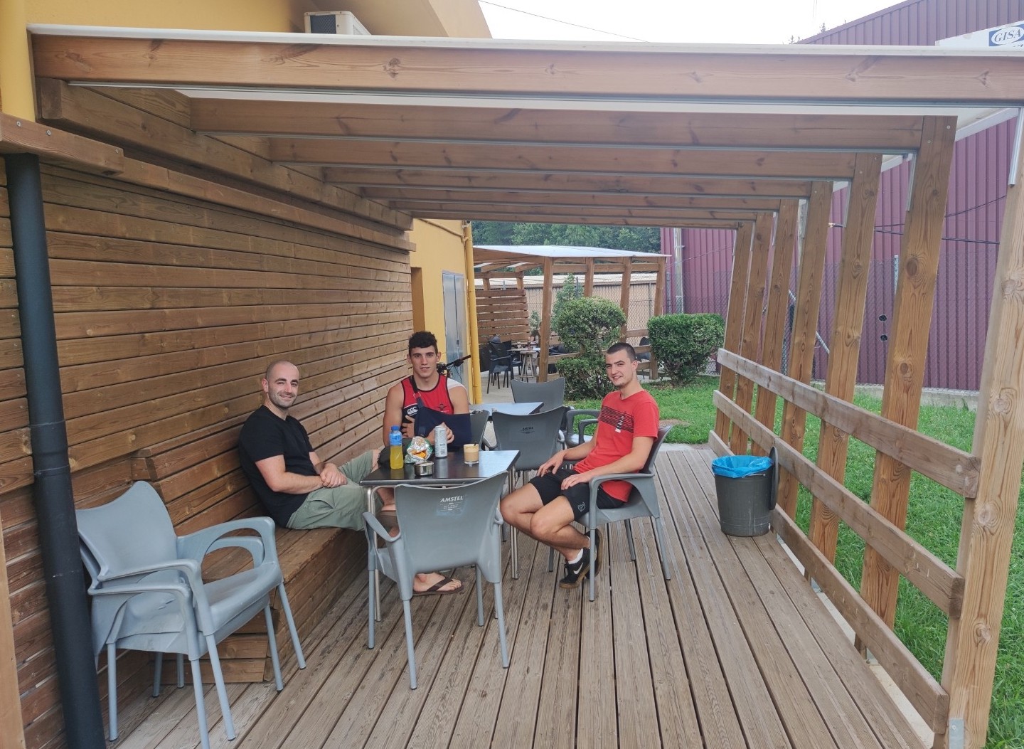 Izurtzako gasolindegiko terraza bilgune izurtzarrentzat eta inguruetako herritarrentzat