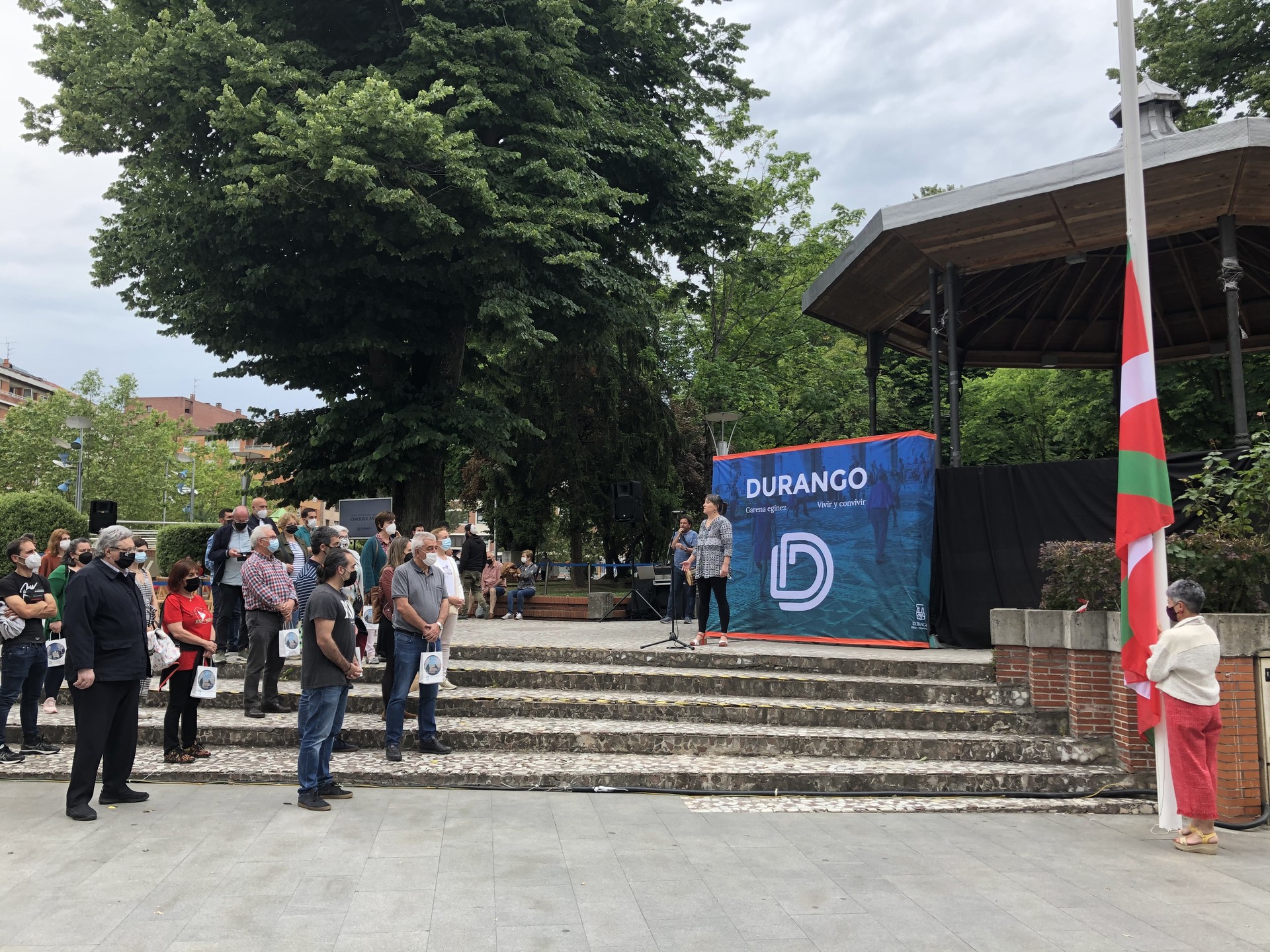 Ikurrina altxata eta elkarteak omenduta ekin diete Durangoko Euskal Jaiei