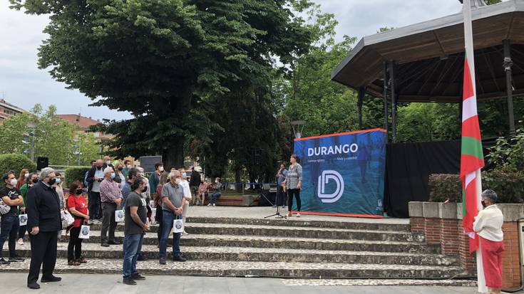 Ikurrina altxata eta elkarteak omenduta ekin diete Durangoko Euskal Jaiei