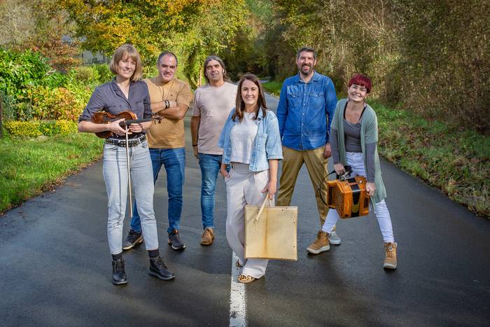 "Plazetan konturatu gara folkean gaudela erosoen"