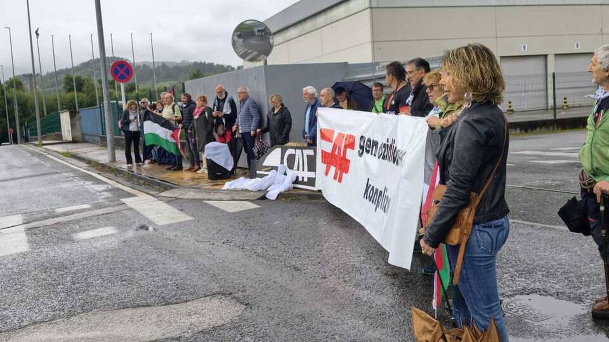 Palestinaren aurkako genozidioa salatzeko protesta egin dute AICren aurrean, Zornotzan