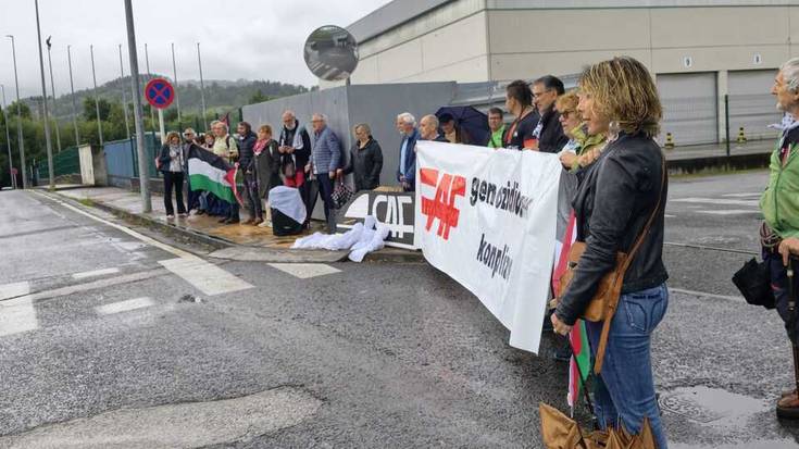 Palestinaren aurkako genozidioa salatzeko protesta egin dute AICren aurrean, Zornotzan