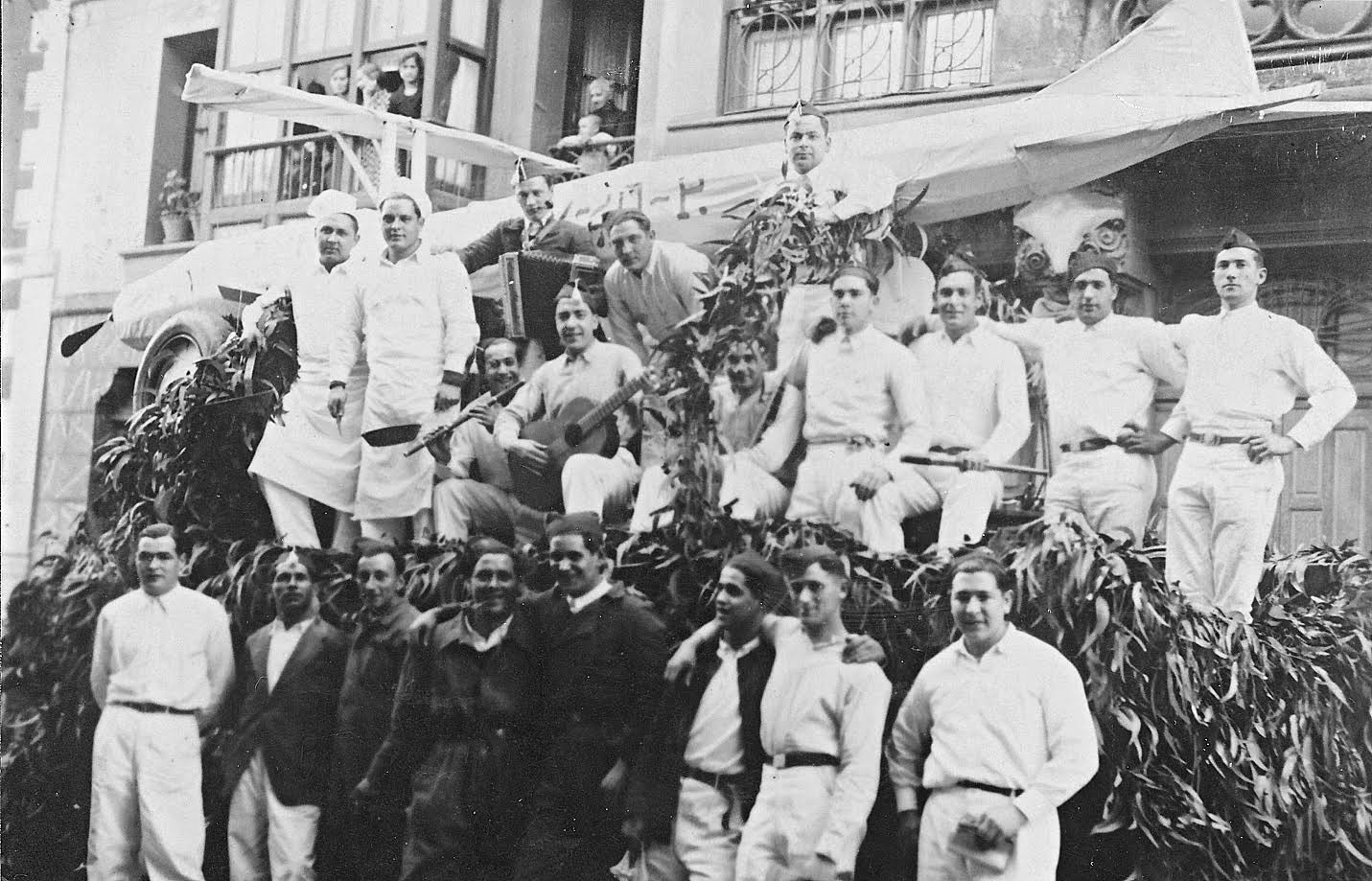 1934ko karnabalak gogora ekarri, eta inauterietan zuriz janzteko proposamena egin du Beinke euskara taldeak
