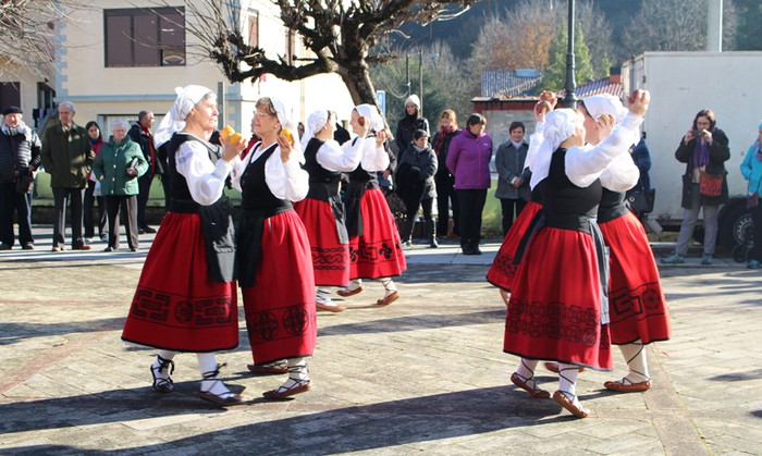 Eguzkia lagun, giro ederra izan da Izurtzako Gaztardogi azokan - 1