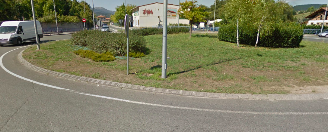 Auto eta kamioi baten arteko istripua Abadiñon, Eroskiko biribilgunean