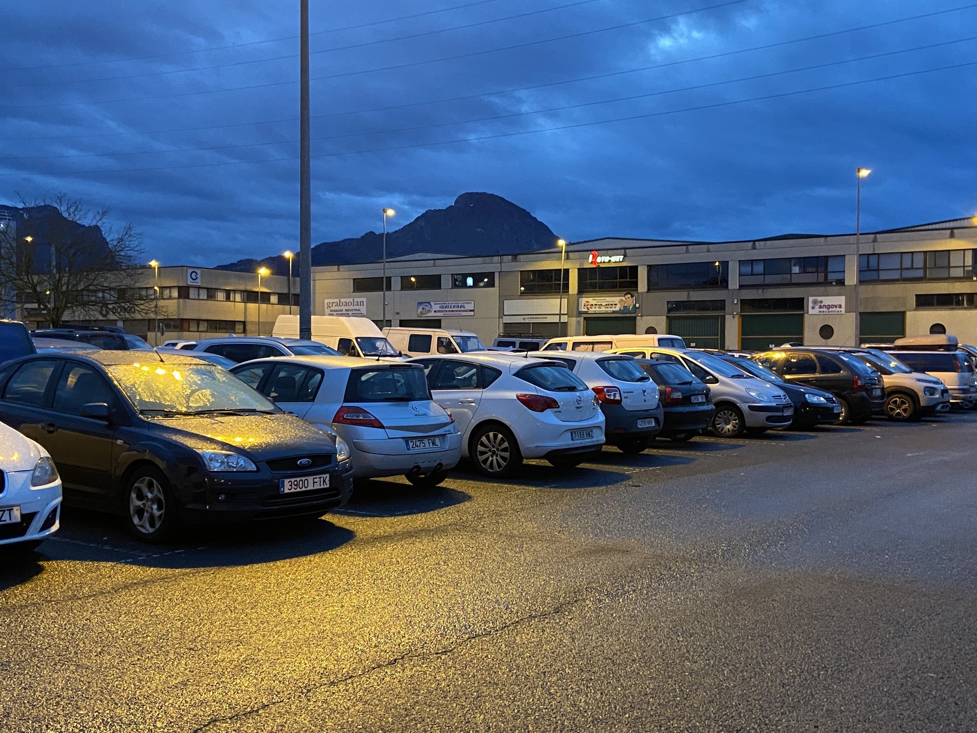 Kristalak apurtu eta kalteak eragin dituzte Traña-Matienako 20 bat autotan