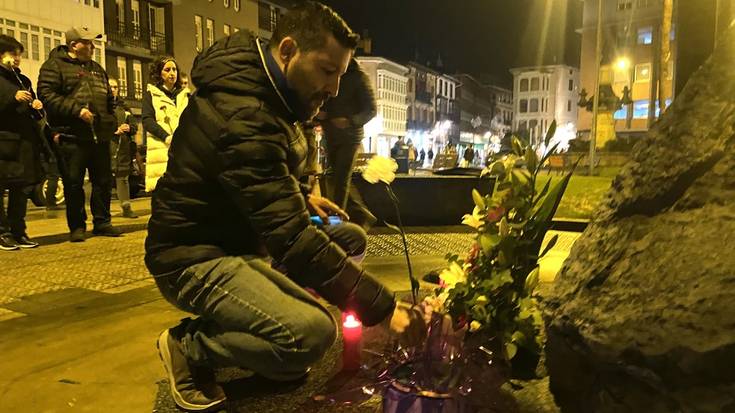 [ARGAZKI GALERIA]: Lore eskaintza egin dute Kurutziagako monolitoan, biktima guztien omenez